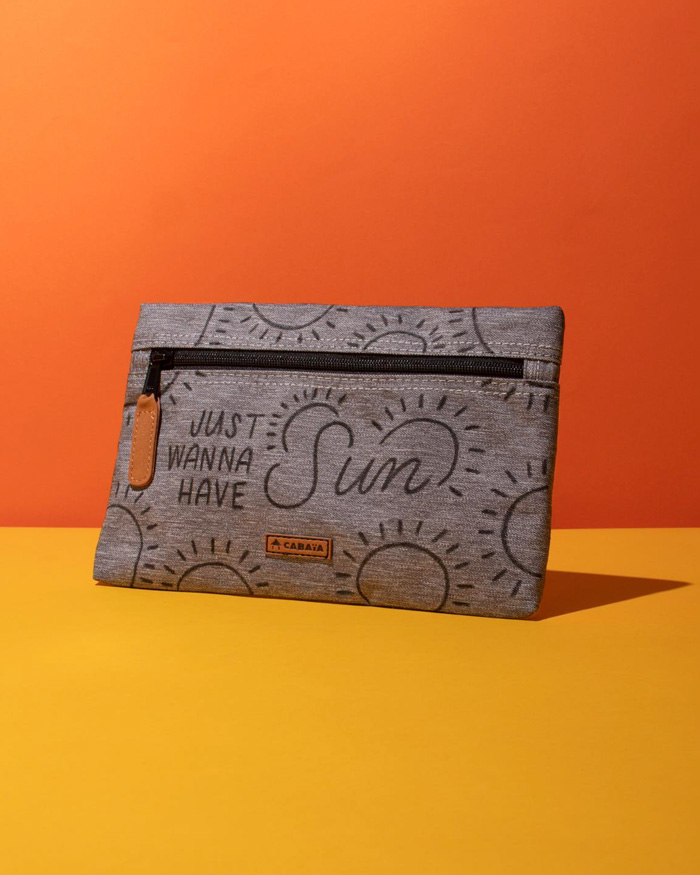 Shooting photo packshot créatif e-commerce en studio sur un fond coloré