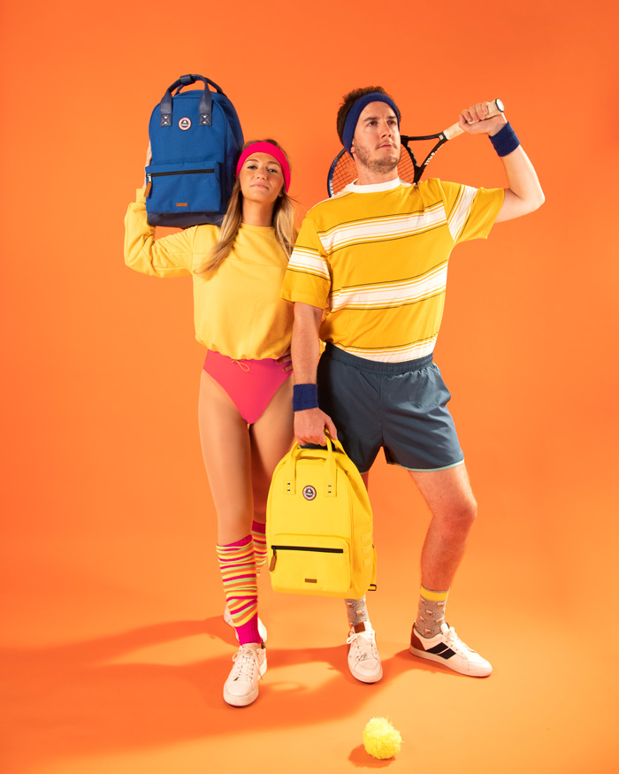 Shooting photo produit porté sur mannequin en studio sur fond coloré