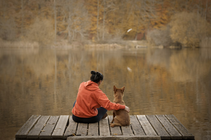 Jeune fille et son chien devant un lac - Photographe chien, chat, cheval, nac proche de Paris