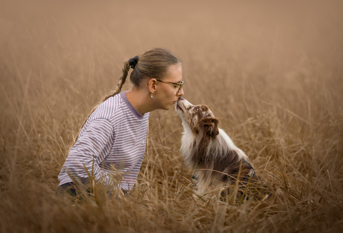 Jeune fille et son chien dans un champs - Photographe chien, chat, cheval, nac proche de Paris