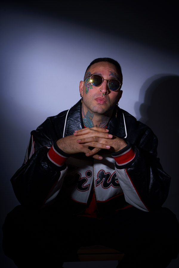 Shooting photo portrait homme à pontault-combault en seine-et-marne proche de Paris. Shooting photo portrait coloré en Île-de-France.