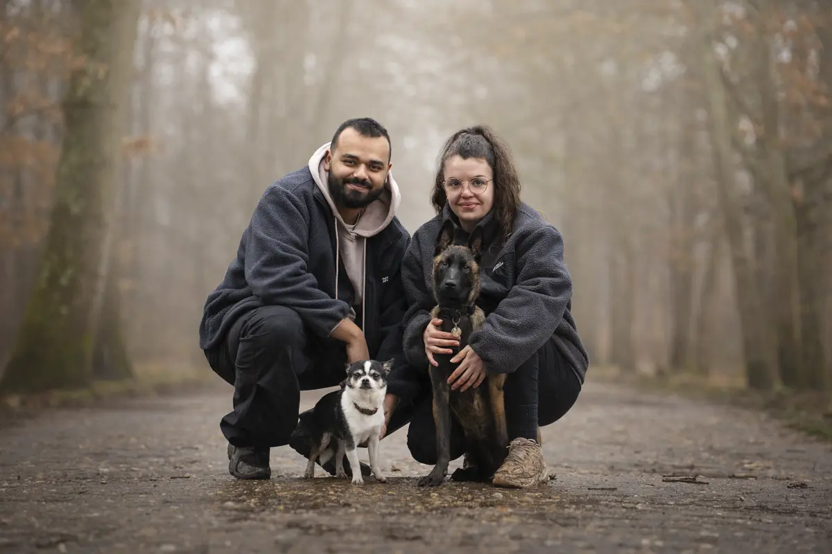 Shooting photo maitre et chien en forêt sous la pluie. Malinois et chihuahua. Photographe animalier à Pontault-Combault proche de Paris. Photographe chien
