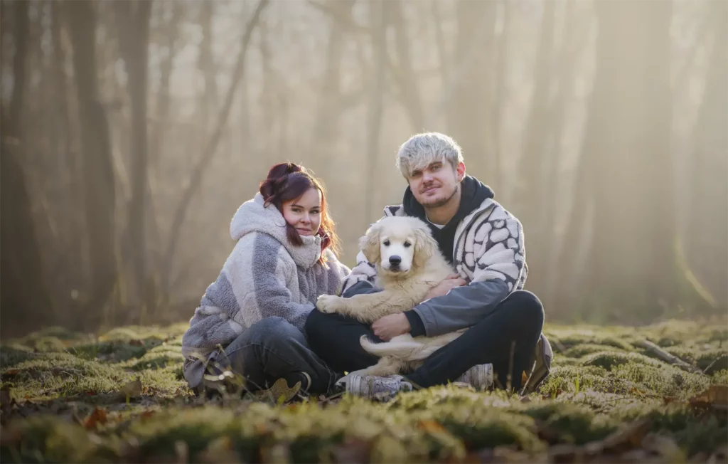 Séance photo famille avec chiot golden retriever en forêt