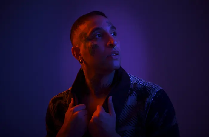 Séance photo portrait homme en studio dans une ambiance coloré