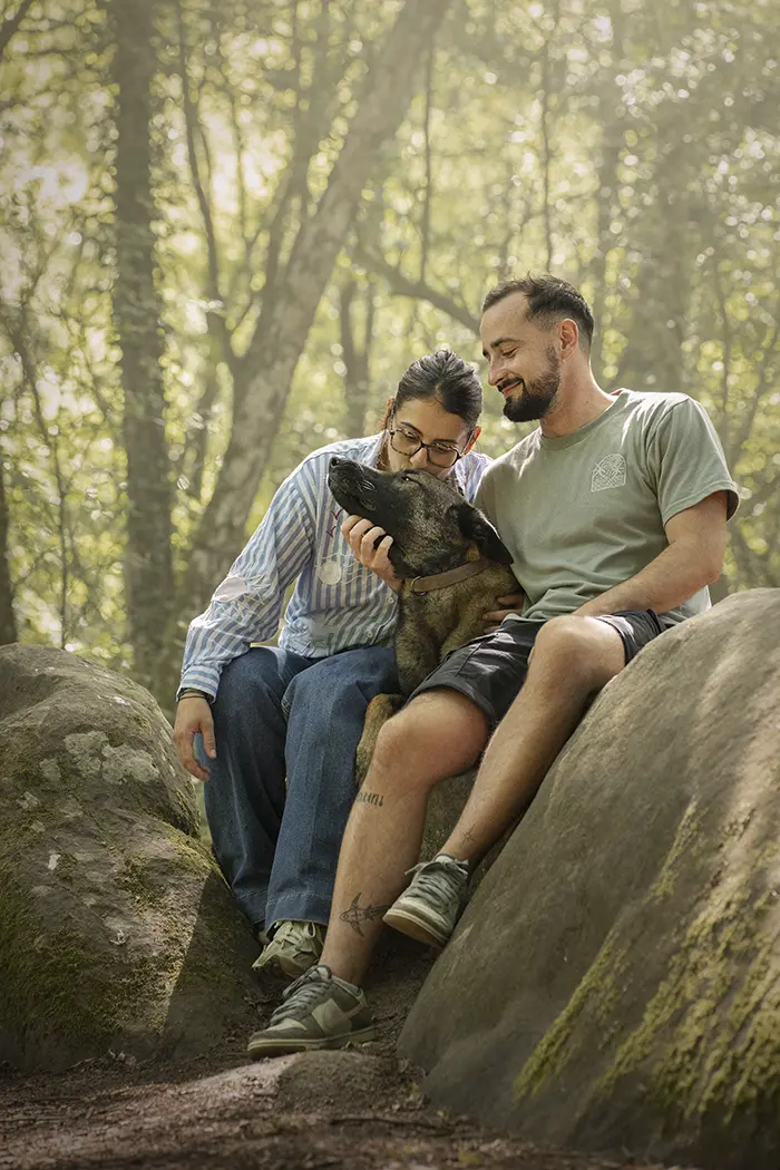 Séance photo chien malinois et ses maîtres dans la forêt de Ferrières