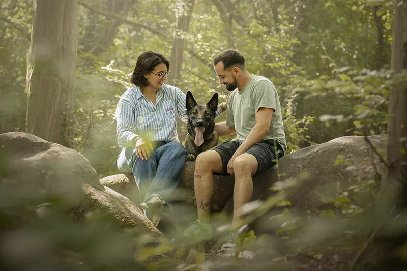 Séance photo chien malinois et ses maîtres dans la forêt de Ferrières